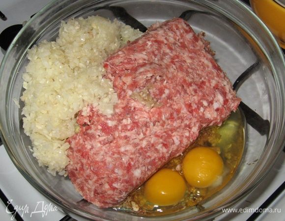 Подготовим начинку. Первым делом поставим вариться пшенку. Пока она готовится вооружимся блендером, в котором по очереди измельчаем грибы и лук (не в пюре, а в среднюю крошку). Выкладываем их к фаршу, вбиваем 2 яйца, солим, перчим, добавляем прочие специи (кроме лаврового листа), вымешиваем, накрываем емкость (чтоб лук в глаза не бил) и отставляем.