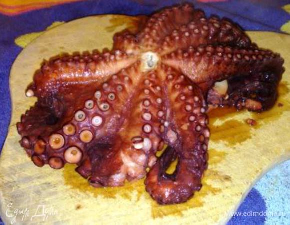 Отвариваем осьминога на медленном огне примерно час.Бульон оставляем и разбираем осьминога на кусочки 