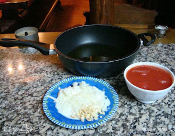  В глубокой сковороде обжариваем лук с чесноком и лавровым листом,доводим до прозрачности и добавляем помидоры.Тушим всё под закрытой крышкой 5-7 мин. 