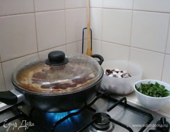  Добавляем 800 мл. бульона,доводим до кипения,добавляем рис и осьминога,варим на медленном огне под закрытой крышкой,иногда помешивая,20-25мин.