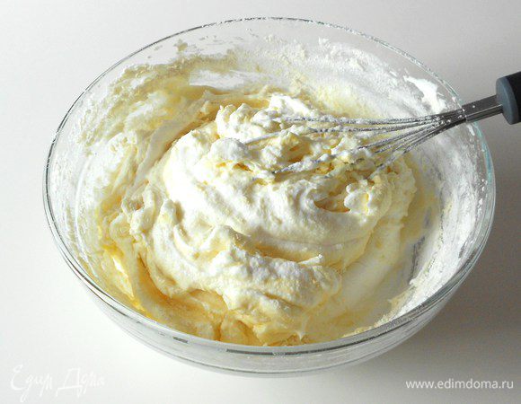 Отделите  желтки от белков. Взбейте белки в крепкую пену, добавьте постепенно сахар и желтки, затем просеянную муку, осторожно перемешивая венчиком.