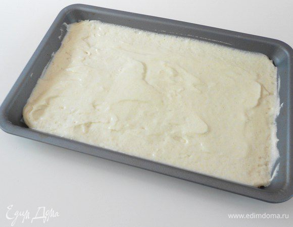 Распределите тесто по противню, застеленному  бумагой для выпечки от "HOMEQUEEN". Для равномерности теста слегка приподнимите противень с одного края и  хлопните им по столу пару раз. Выпекать 6-8 мин до золотистого цвета.