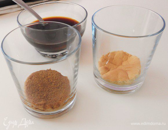  Положите плотно на дно каждого стакана бисквит, полейте 2 ст.л. кофе.