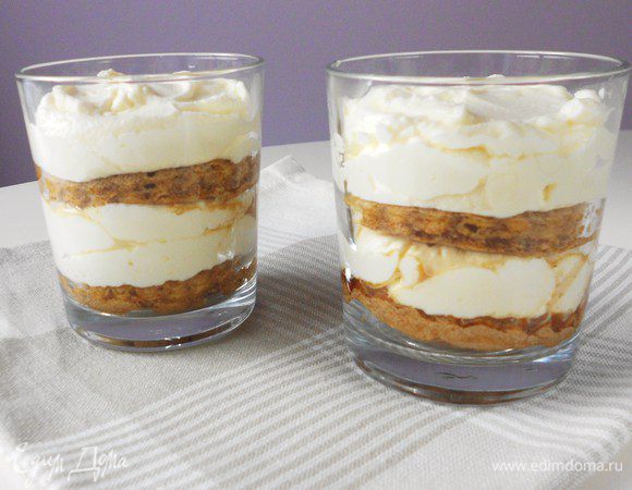 Ложкой положите крем до половины ёмкости. Повторите эти 2 этапа. Поставьте в холодильник на 5-6 ч или на ночь.