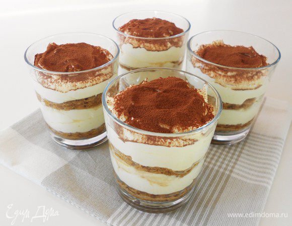 Перед подачей  натрите сверху охлаждённый горький шоколад или посыпьте порошком какао через ситечко.
Первый вариант крема на 4 стакана, второй на 6. Можно положить не по 2, а по 3 бисквита. Не выбрасывайте обрезки бисквита, их тоже можно пустить в дело, например, собрать тирамису в однотонных чайных чашках.