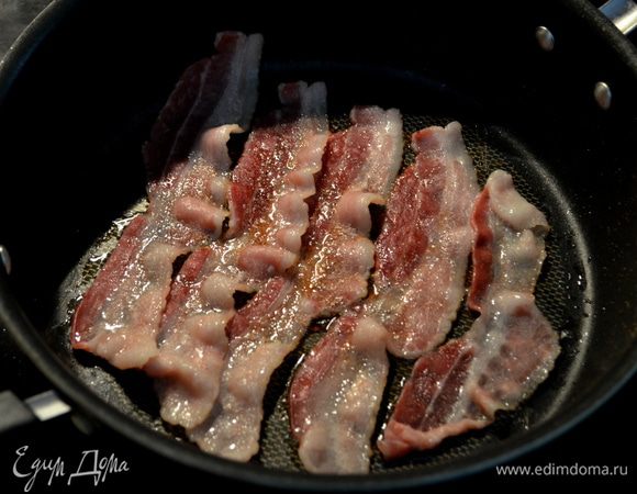 В соленой воде сварим пасту лингвини как сказано на упаковке.
На сковороде  обжарим бекон 6-9мин.до корич.цвета и хруста.
