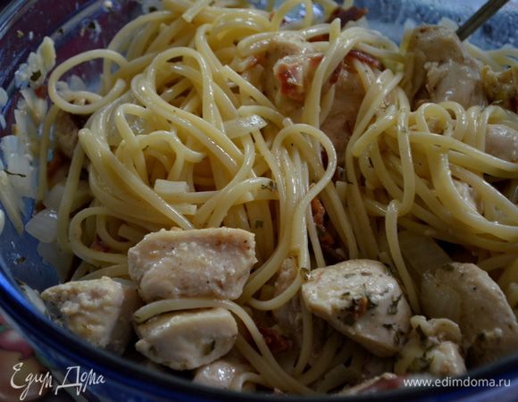 Когда паста готова,воду слить.Смешаем пасту хорошенько с  курин.кусочками в большой чаше.Разделим на 4 порции и подаем к столу с петрушкой свежей по желанию.