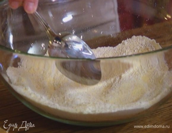 Поленту перемешать с мукой.