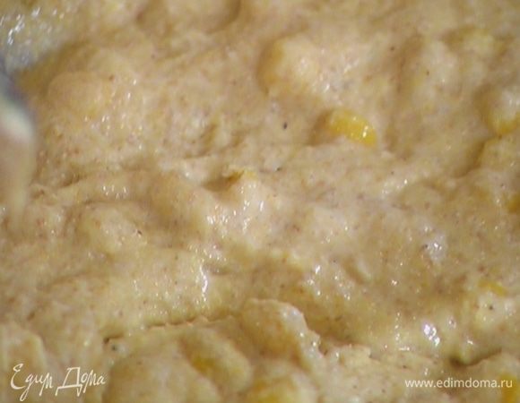 Добавить кукурузу, яйцо, разрыхлитель, посолить, поперчить и, постоянно помешивая, влить молоко — тесто должно получиться как на оладьи.