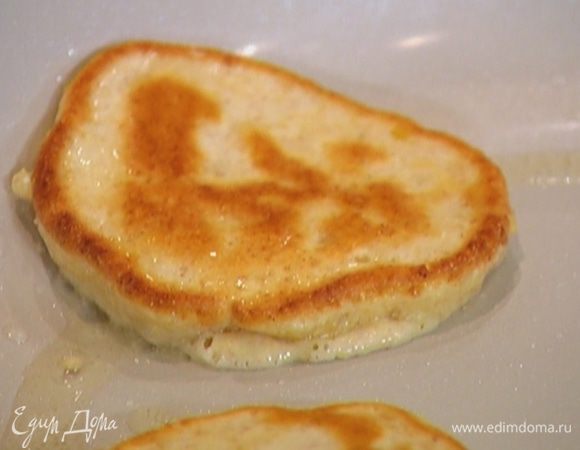 Разогреть в сковороде оливковое масло и пожарить оладушки.