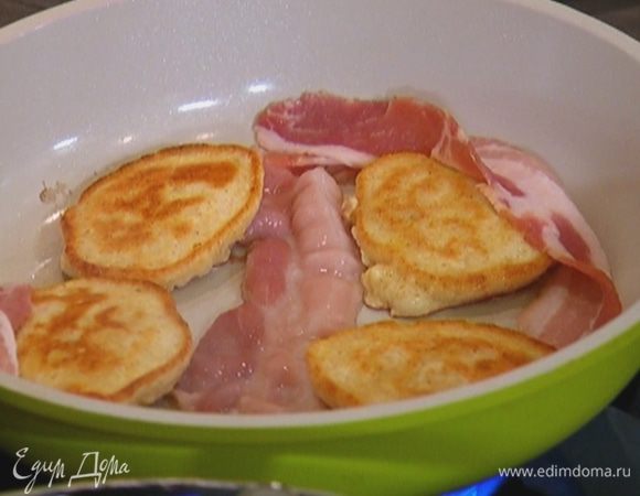 Выложить бекон и обжарить вместе с оладьями до золотистого цвета.