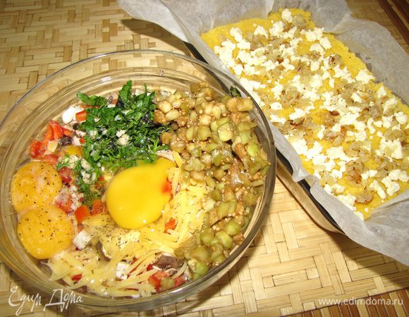 2.Чистим/режем овощи.
Делаем все так как описано в рецепте овощного рулета: (это тоже мое блюдо)
http://www.edimdoma.ru/retsepty/43806-letniy-ovoschno..

Обжариваем лук на оливковом масле, добавляя в конце немного чеснока

Выкладываем нашу кашу))) на противень слоем в 2-3 см. Сверху крошим белый сыр и выкладываем обжаренный лук