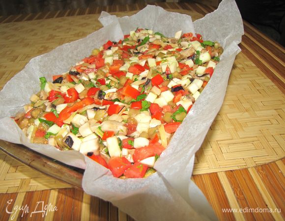 3.выкладываем овощную смесь, перемешанную с яйцами, сверху на кашу.
И отправляем в духовку на 30 минут при температуре 200 градусов.

Затем достаем противень, посыпаем сыром и еще на 5-10 минут до образования сырной корочки

Получается очень сочно , ароматно и.... Приятного аппетита!!!!