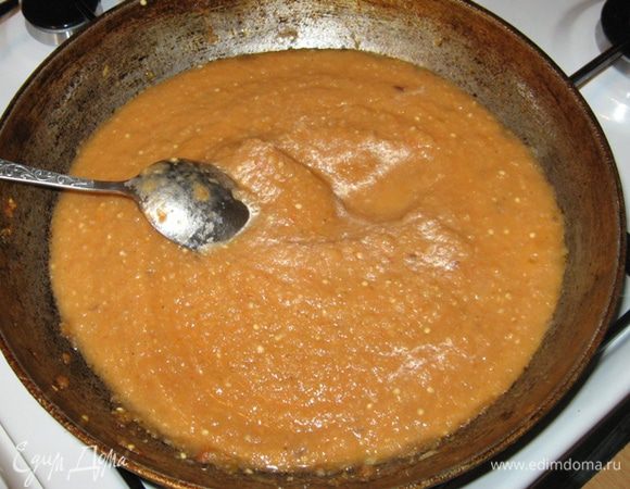 Затем пюрируем (или нет - на ваш выбор), выдавливаем через пресс чеснок и добавляем майонез. Получилась овощная икра-тире-соус, которым вкусно полить отварной картофель или просто вымакать хлебом.