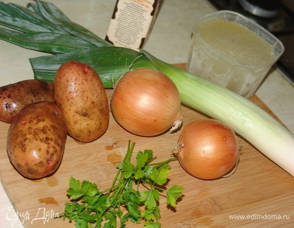 Лук-порей моем, снимаем верхний слой. Используем только белую часть лука. Крупно нарезаем порей, репчатый лук. Режем среднего размера дольками картофель. 