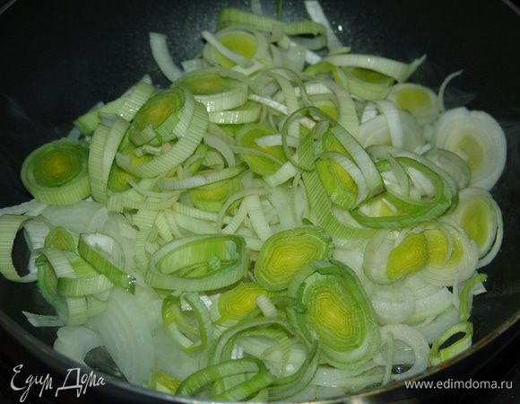 В сковороде либо кастрюле с толстым дном в смеси оливкового и сливочного масло (по столовой ложке) обжариваем оба вида лука. Готовим на среднем огне до мягкости лука. Ни в коем случае его не обжариваем! 
Заливаем все бульоном, добавляем картофель. Варим до готовности картофеля.  Соль, перец - по вкусу. 
Вливаем сливки и прогреваем суп.
Когда суп будет готов, перемалываем его в блендере до состояния пюре.

