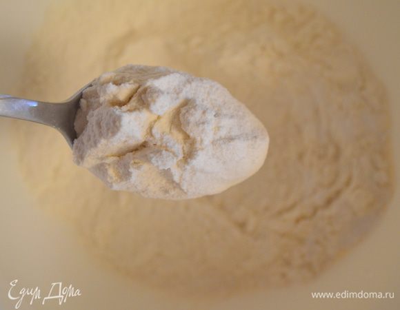 В большую миску просеять муку с разрыхлителем.