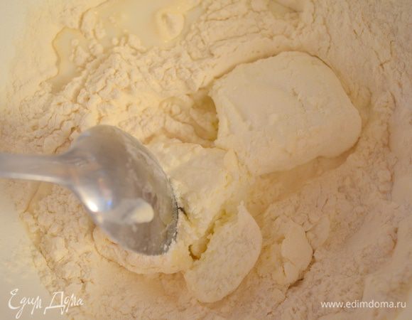  Добавить творог, молоко, масло и сахар.