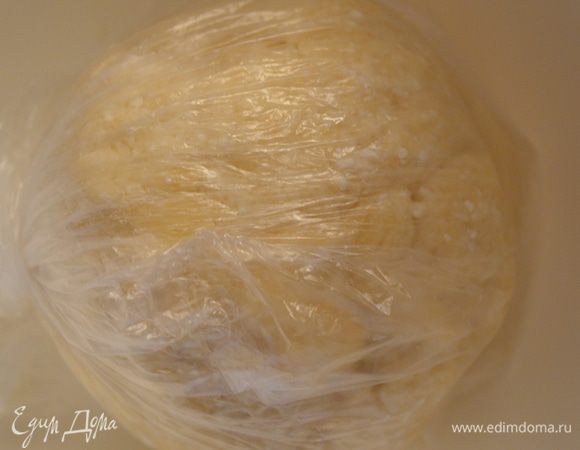  Замесить тесто, скатать в шар и завернуть в пищевую пленку примерно на 15 минут (тесто должно быть плотным и не липким)