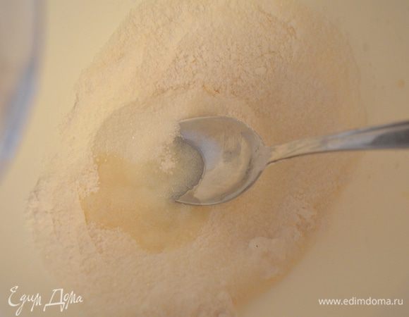 Пока тесто стоит делаем начинку: смешиваем крахмал, муку и сахар...добавляем немного холодного молока и размешиваем до однородности. 