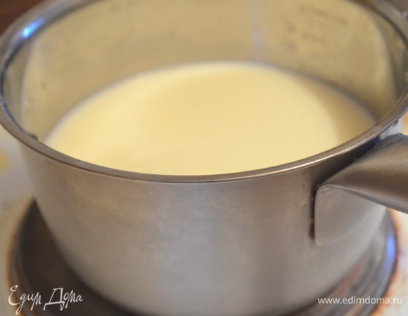 в ковшик наливаем молоко, ставим на средний огонь