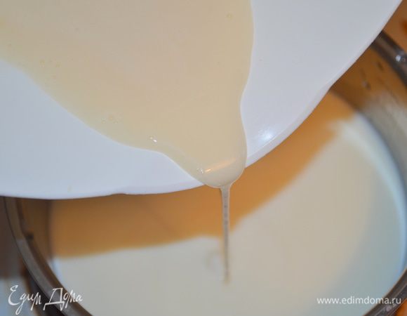 постепенно вливаем туда эту смесь и постоянно помешиваем (процесс напоминает приготовление киселя =)) немного прогреть (начнет густеть, но не сильно) и убрать остужаться
