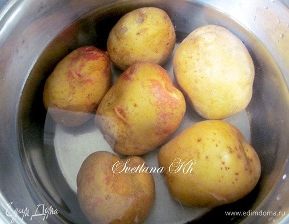 Отварить картофель в кожуре. Чистить его не нужно, так как, в такой картошке сохраняются все питательные вещества и крахмал, поэтому  в тесто не требуется добавлять много муки.