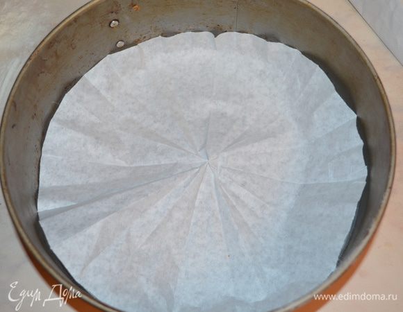 Разворачиваем и получается круг по размеру вашей формы, кладем ее в форму и тоже смазываем слегка маслом, так она лучше оторвется. 