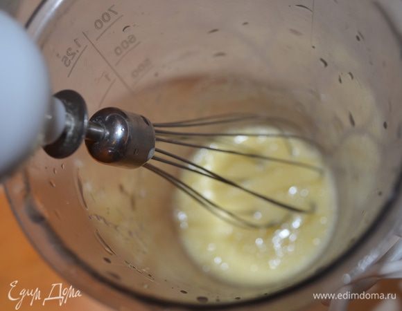 У яиц белки отделить от желтков. Желтки взбить.