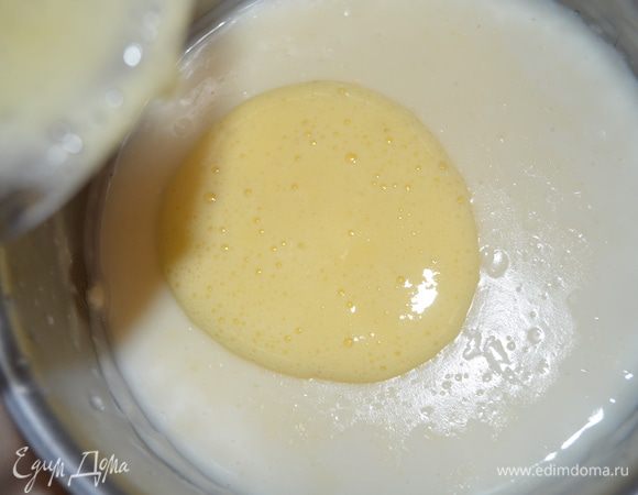 Добавляем желтки в молочную смесь и размешиваем