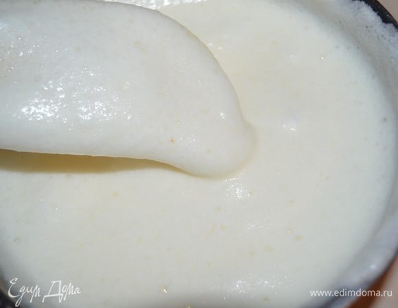 белки взбить с щепоткой соли  в крутую пену  и аккуратно подмешать в молочную массу - начинка готова!