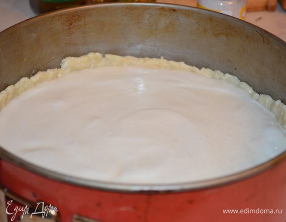 вылить ее в тесто. Выпекать так: 20 минут при 200 градусах затем температуру уменьшаем до 170 и еще примерно 15-20 минут. Следите...он не должен сгореть!