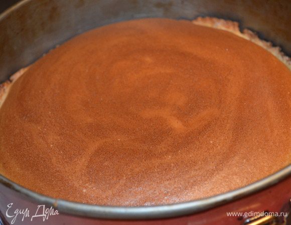 Готовый пирог будет пышным, но потом немного осядет! вкуснее всего он охложденный!