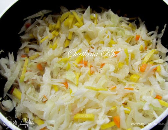 Пока картошка варится, готовим начинку.
Капусту мелко нашинковать. Поджарить лук в небольшом количестве растительного масла. Добавить к луку капусту, морковь. Посолить, поперчить. Я добавила специи для мяса. Влить немного воды, чтобы капуста не жарилась, а тушилась. В конце добавить чайную ложку томатной пасты.