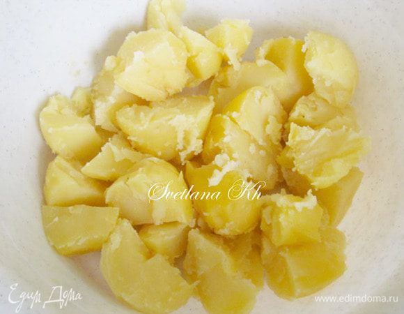 Картофель  слегка остудить, очистить, размять тонкушкой или с помощью мясорубки. Блендер не использовать. 