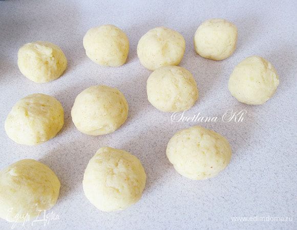 Разделить тесто на одинаковые шарики.Если они катаются с трудом- смочите руки водой.