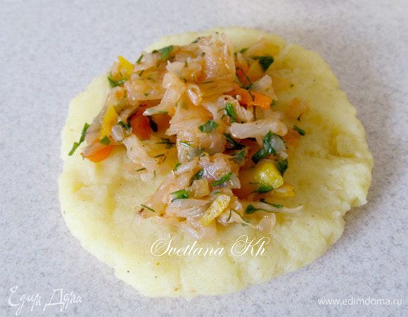 Каждый шарик расплющить и выложить на него начинку.