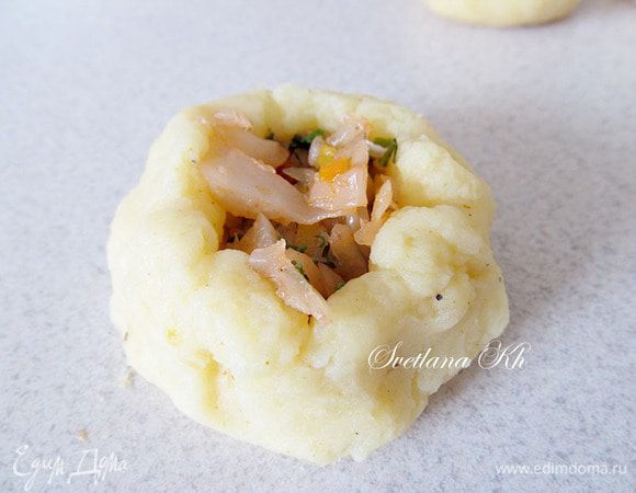 Стягивая тесто кверху, защипнуть зразы, придав им круглую форму.