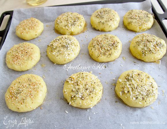 На противень выложить кулинарную бумагу, смазать ее слегка растительным маслом. Все зразы разложить равномерно. Смазать их взбитым яйцом, посыпать кунжутом, прованскими травами, сухарями ( все по желанию).
Выпекать в духовке 30 минут, при 180 г.