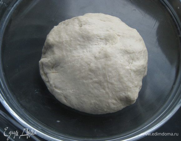 Начинаем  замешивать тесто: в миску насыпаем муку, дрожжи, соль и начинаем доливать воду. Вымешиваем тесто и добавляем оливковое масло. еще хорошо несколько минут интенсивно вымешиваем. Накрываем тесто полотенцем и кладем в теплое место подниматься на 1-1,5 часа.