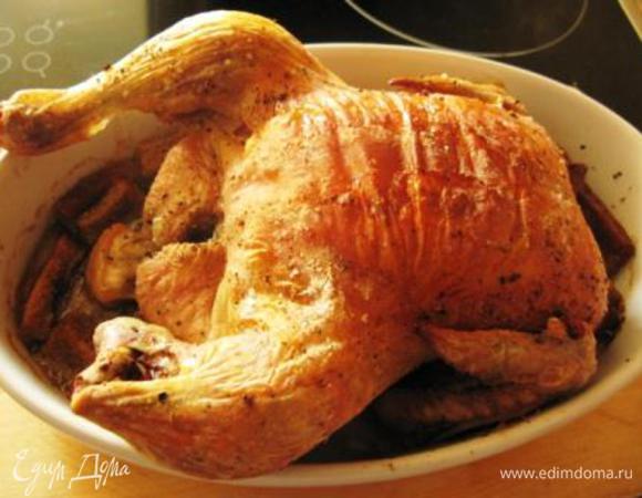 Хлеб нарезать брусочками. Если он свежий, необхлдимо предварительно подсушить в духовке при 180 гр.  Курицу достать, переложить на блюдо, в форму сложить хлеб, перемешать с выделившимся при запекании соком. Сверху выложить курицу и запекать еще мин. 30 или до готовности. Затем украсить овощами и зеленью и подавать.