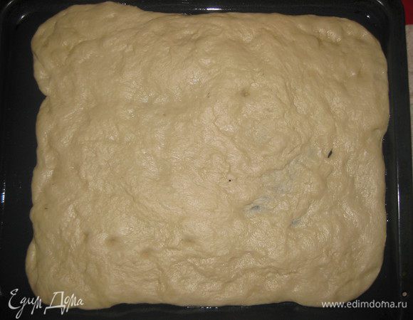 Раскатываем тесто на противень. Толщину формируем такую, какую вы любите, чем меньше противень. тем толще фокачча. Я люблю не очень толстую, потому раскатывала тесто размеров где-то 35 на 30 см.