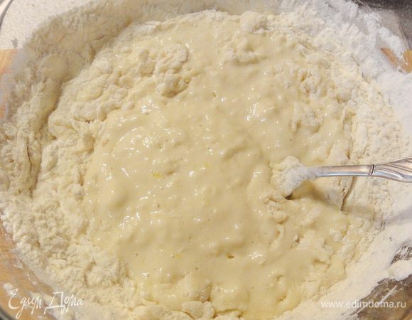 Замесите тесто. Для этого молоко необходимо подогреть. Дрожжи смешать с половиной муки. Смешайте молоко, яйцо, растительное масло, сахар, соль. Всыпьте муку с дрожжами и тщательно перемешайте. Всыпьте постепенно вторую половину муки. Тесто накройте салфеткой и уберите в теплое место.