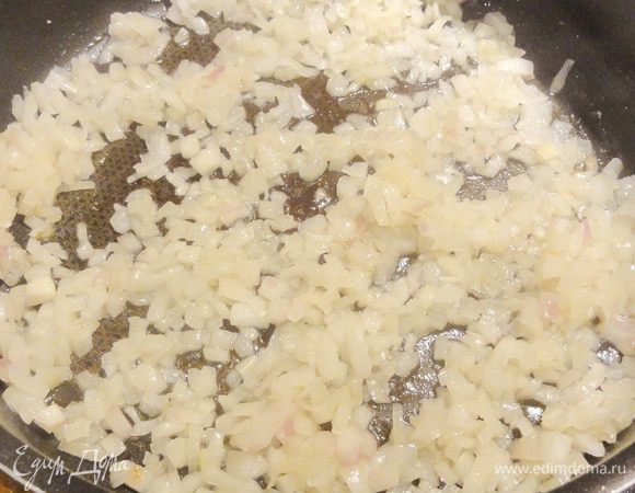 Лук порежьте на мелкие кубики и обжарьте на сливочном масле до золотистого цвета. Добавьте к нему грибы и жарьте помешивая, еще 5 минут.