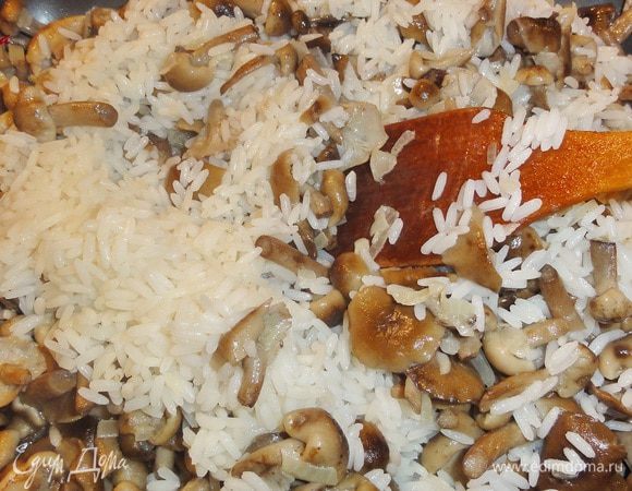 Соедините грибы с рисом.