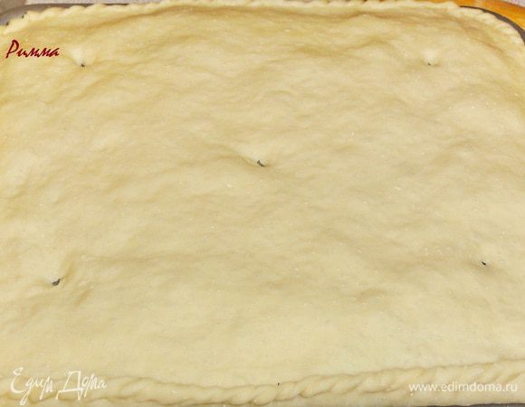 Раскатайте вторую часть теста и накройте начинку. Края слепите и сделайте узор. Сделайте на поверхности дырочки.