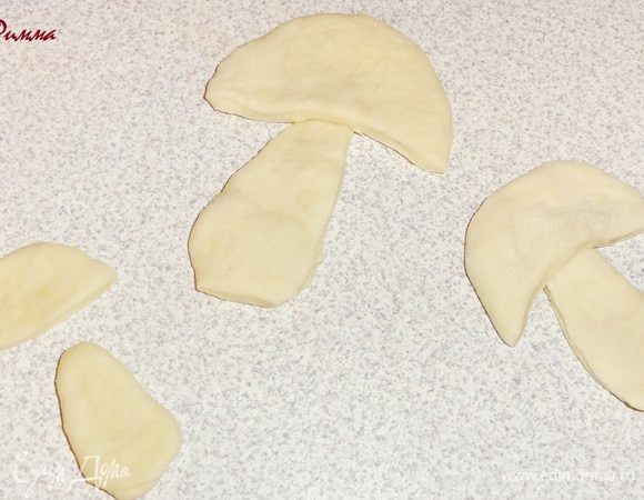 Я из обрезков сделала грибочки и травку. 