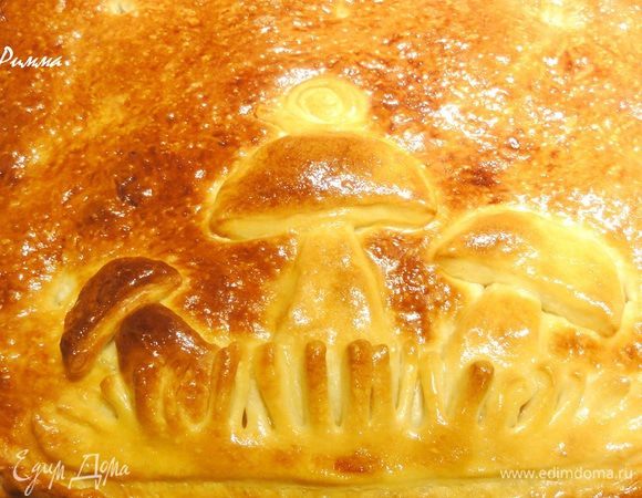 Выпекайте при 200 гр. пока не подрумянится. Когда пирог будет готов, смажьте его растопленным сливочным маслом и накройте бумагой и салфеткой на 10 минут. Затем снимите салфетку, выньте его из формы и дайте пирогу немного остыть.