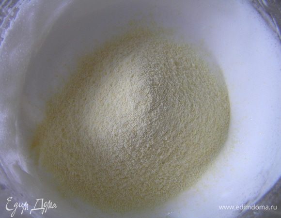 Продолжая взбивать, всыпать кукурузную муку,