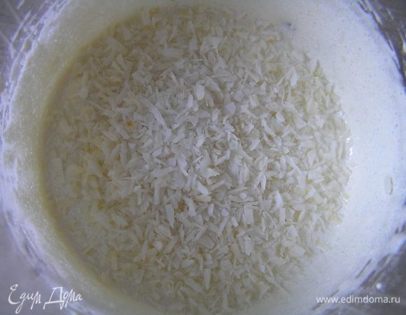 затем кокосовую стружку.